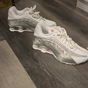 New Nike Shox R4 Youth 5.5 CW2626-101